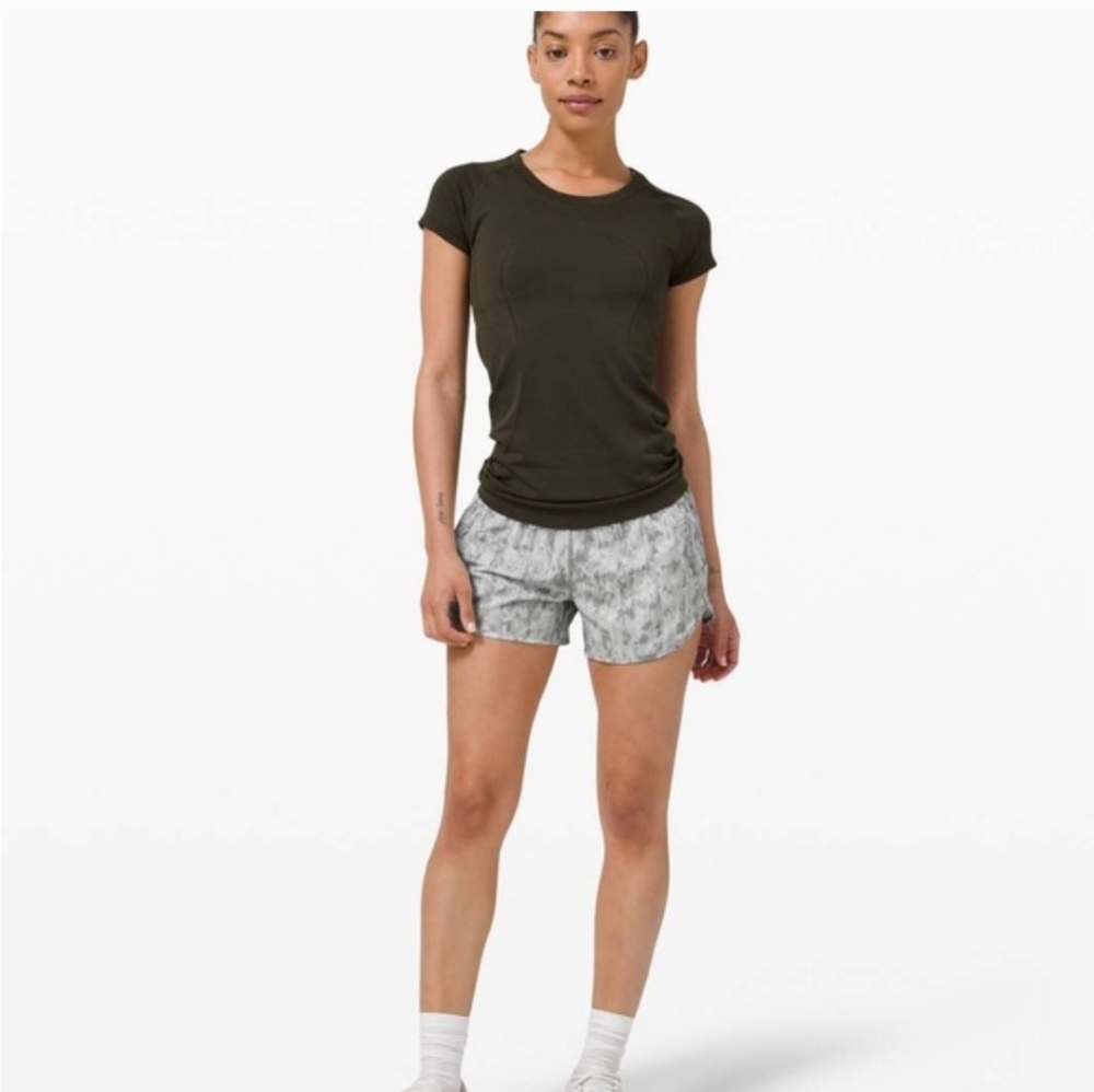 lululemon athletica Women's Grey Printed Athletic Shorts Size 8!